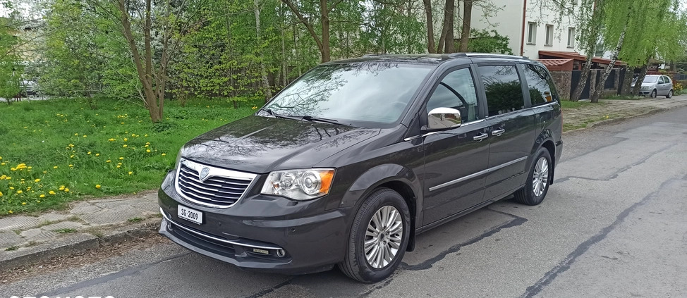 Lancia Voyager cena 45900 przebieg: 199000, rok produkcji 2013 z Radom małe 326
